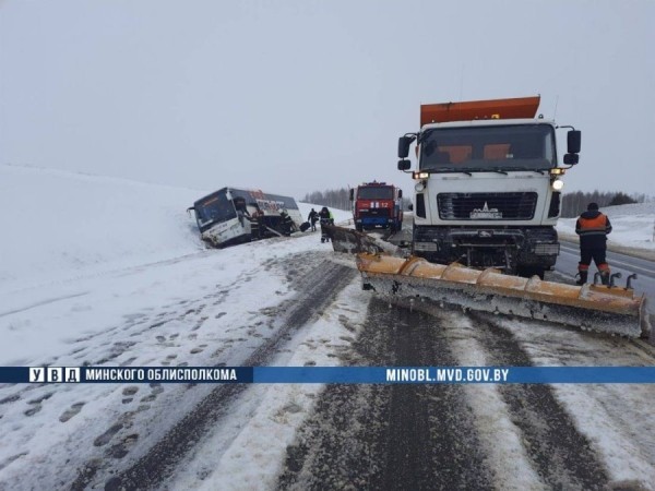 В Беларуси автобус с пассажирами столкнулся со снегоуборочной машиной В Беларуси автобус с пассажирами столкнулся со снегоуборочной машиной