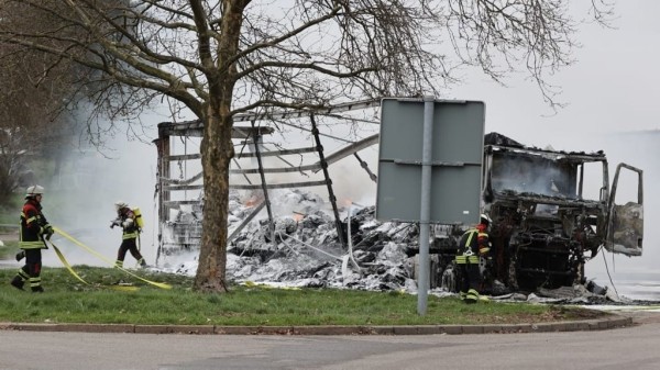 В Германии загорелся и взорвался грузовик с водителем из Беларуси. Его экстренно увезли на вертолете В Германии загорелся и взорвался грузовик с водителем из Беларуси. Его экстренно увезли на вертолете