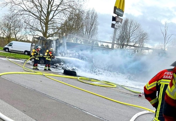 В Германии загорелся и взорвался грузовик с водителем из Беларуси. Его экстренно увезли на вертолете В Германии загорелся и взорвался грузовик с водителем из Беларуси. Его экстренно увезли на вертолете