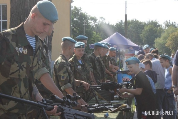 Десантники 19 марта разрешат посетить Брестский полигон и покажут условия во время полевого выхода