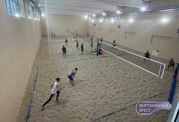 В Бресте из бассейна сделали крытую площадку для пляжного волейбола. Вот как это выглядит
