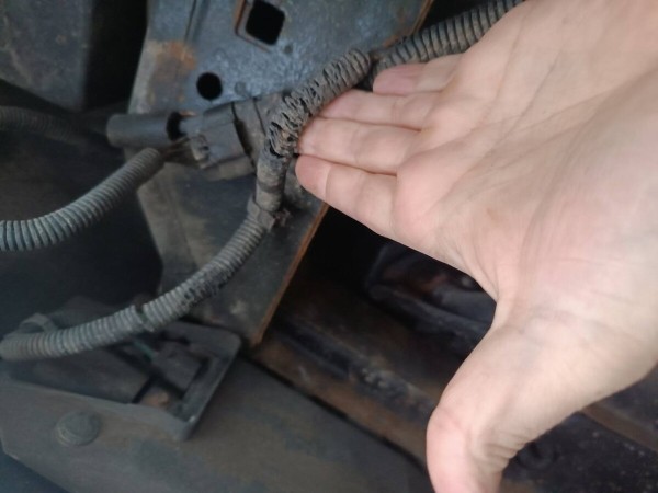 &laquo;Все гофры с проводкой посечены песком!&raquo;. Белорусу так отпескоструили Cadillac, что у машины отказала электроника и кузов начал ржаветь