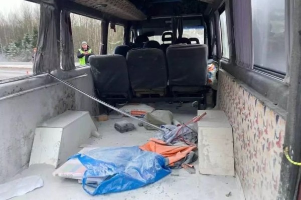 Микроавтобус опрокинулся на трассе М1 &mdash; 7 пострадавших