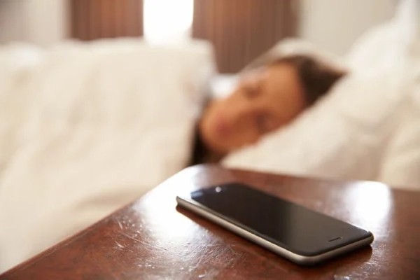 Почему смартфон лучше класть на стол экраном вниз?