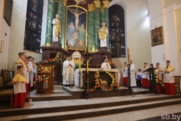 В брестском костеле Воздвижения Святого Креста прошло праздничное богослужение