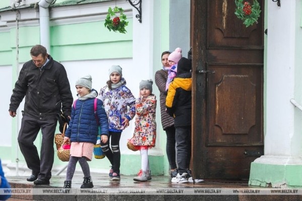 Брестчане идут в храмы, несут пасхальные куличи и крашеные яйца