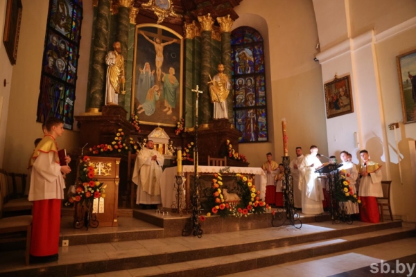 В брестском костеле Воздвижения Святого Креста прошло праздничное богослужение
