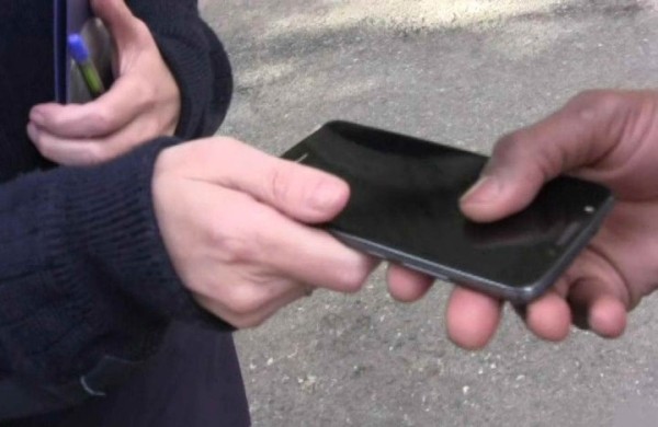 Мужчина попросил прохожего позвонить и убежал с телефоном Мужчина попросил прохожего позвонить и убежал с телефоном