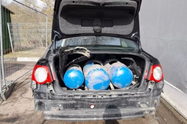 Белоруска сказала таможне, что не везет ничего запретного, но в баллонах нашли 1500 пачек сигарет