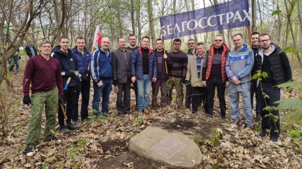 Во время субботника в парке воинов-интернационалистов неожиданно нашли плиту. Что там написано? Во время субботника в парке воинов-интернационалистов неожиданно нашли плиту. Что там написано?