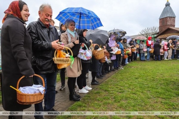 Брестчане идут в храмы, несут пасхальные куличи и крашеные яйца