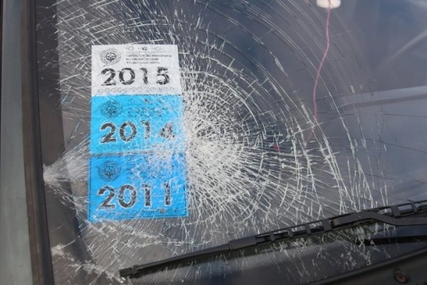 Мальчик бросил камушек в забор. Он отскочил рикошетом и повредил машину. Кто ответит? Мальчик бросил камушек в забор. Он отскочил рикошетом и повредил машину. Кто ответит?