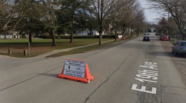 Как вам идея? В Канаде придумали «медленные улицы» и бетонные ограничители, на которых уже повисают автомобили