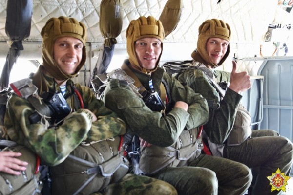 Под Брестом с вертолета десантировались более 200 военнослужащих Под Брестом с вертолета десантировались более 200 военнослужащих