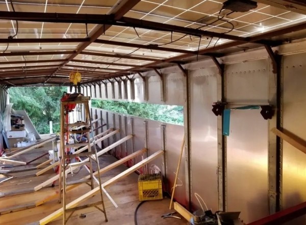 Пенсионеры потратили пять лет и $180 тысяч на превращение старой фуры в большой мобильный дом