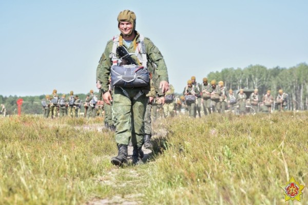 Под Брестом с вертолета десантировались более 200 военнослужащих Под Брестом с вертолета десантировались более 200 военнослужащих