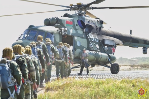 Под Брестом с вертолета десантировались более 200 военнослужащих Под Брестом с вертолета десантировались более 200 военнослужащих