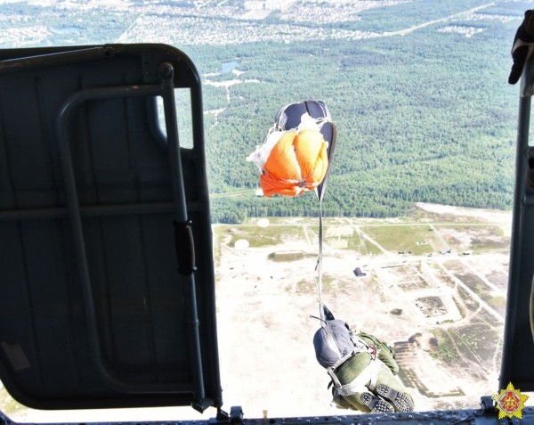 Под Брестом с вертолета десантировались более 200 военнослужащих Под Брестом с вертолета десантировались более 200 военнослужащих