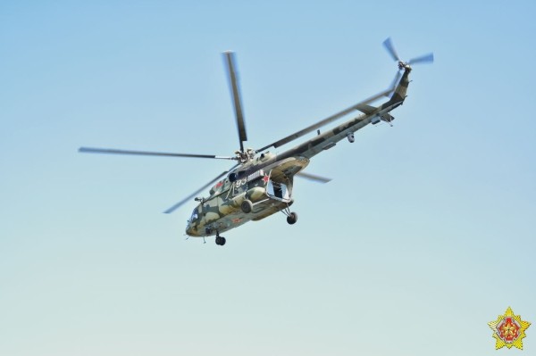 Под Брестом с вертолета десантировались более 200 военнослужащих Под Брестом с вертолета десантировались более 200 военнослужащих