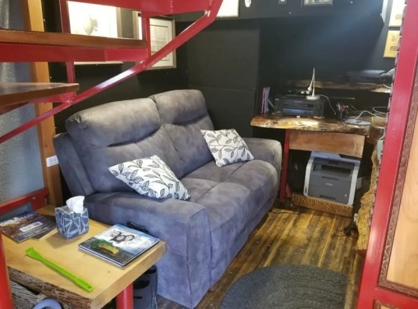 Пенсионеры потратили пять лет и $180 тысяч на превращение старой фуры в большой мобильный дом