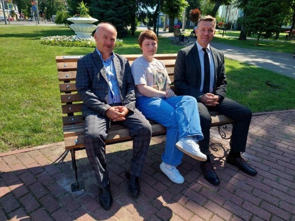 В Городском саду была установлена еще одна именная скамейка. Это 50- я именная скамья В Городском саду была установлена еще одна именная скамейка. Это 50- я именная скамья