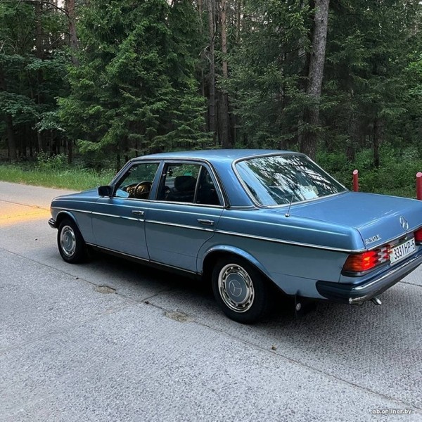 «Машинка для ценителей». Сколько стоит 40-летний Mercedes невероятного голубого цвета?