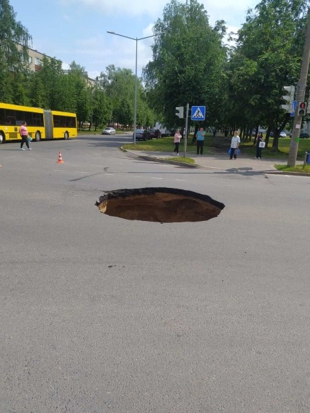 В Барановичах провалился асфальт