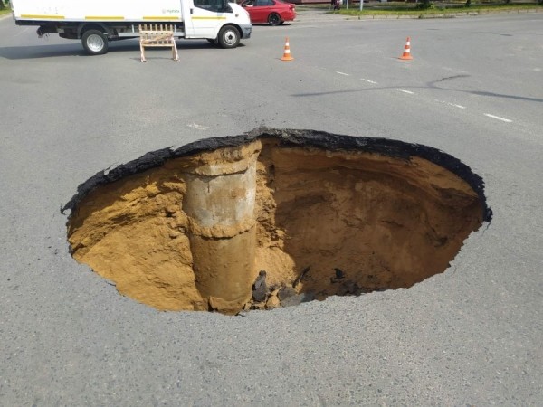 В Барановичах провалился асфальт
