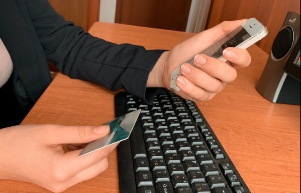 Срок действия банковской карты закончился – как ее продлить бесплатно