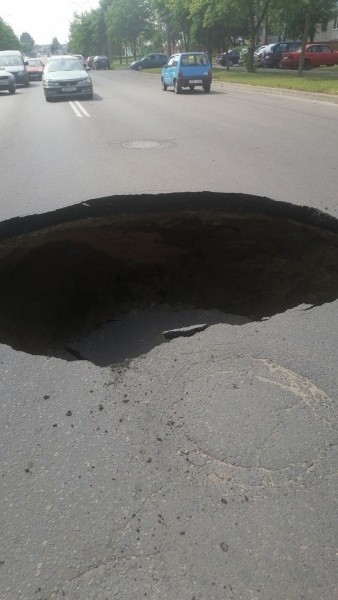 В Барановичах провалился асфальт