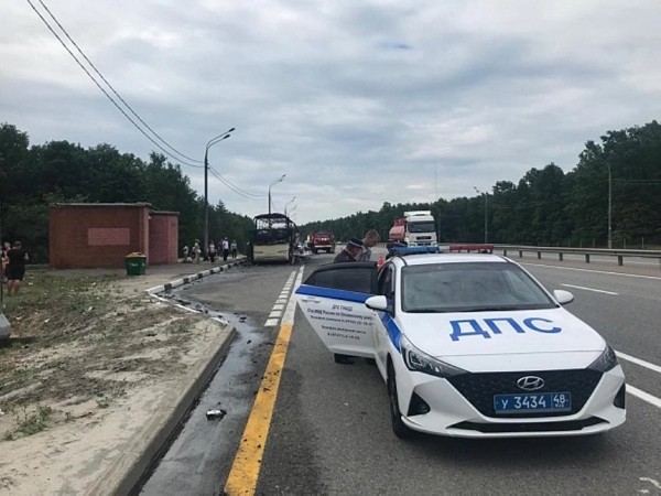 Туравтобус из Беларуси сгорел на трассе &laquo;Дон&raquo; в Липецкой области