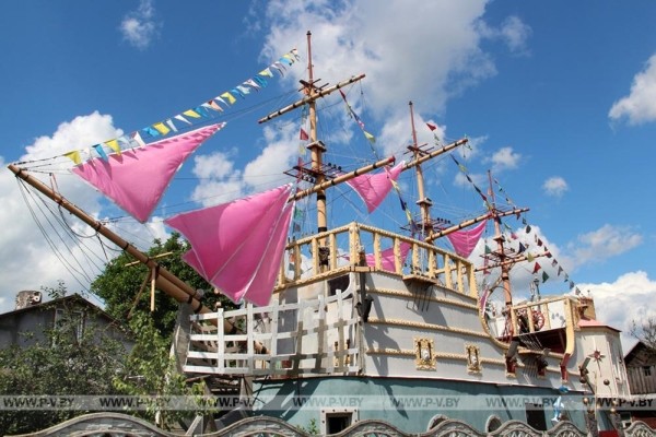Романтика! В Пинске на арт-объекте «Корабль» подняли паруса