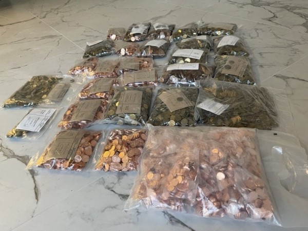 «За 3 часа посчитали только половину». Парень принес 12-литровое ведро монет в банк