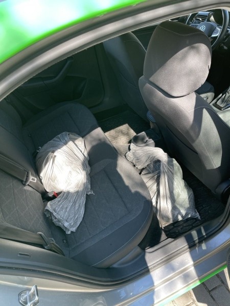 «За 3 часа посчитали только половину». Парень принес 12-литровое ведро монет в банк