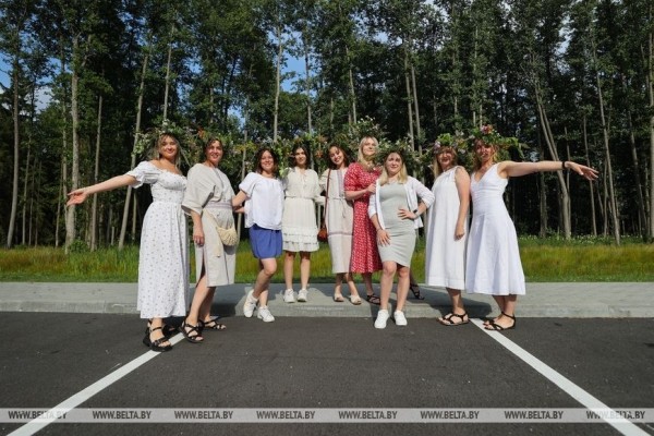 «Хочется больше народных праздников». Шумно и весело отметили Купалье в Беловежской пуще «Хочется больше народных праздников». Шумно и весело отметили Купалье в Беловежской пуще