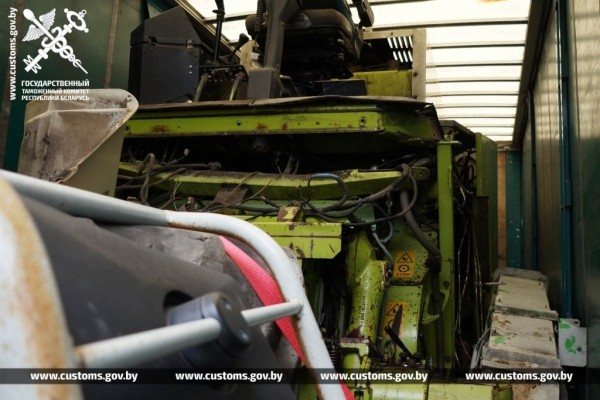 Цену занизили в четыре раза. Комбайн и автопоезд из Литвы задержали в «Козловичах»