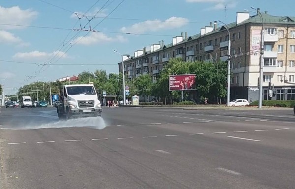 На улицах города охлаждают раскалённый асфальт. Видеофакт На улицах города охлаждают раскалённый асфальт. Видеофакт