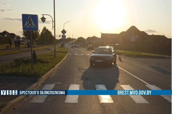 В Лунинце столкнулись два авто, один из них отбросило на встречку, а там оказалась велосипедистка