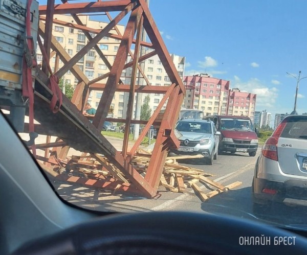 В Барановичах с большегруза на легковушку упала металлическая конструкция