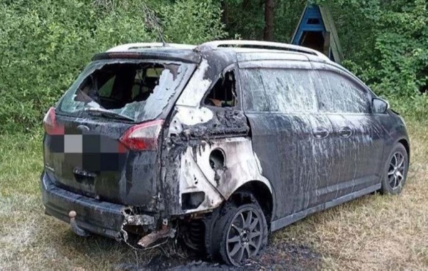 Из-за конфликта на пляже мужчина поджег Ford, у которого спали дети