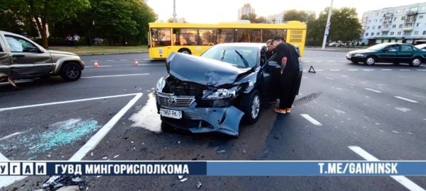 Проехал на красный и перевернулся. Видео из Минска