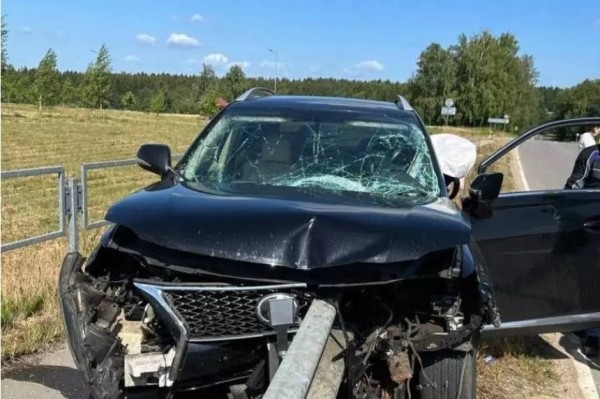 Под Минском Lexus напоролся на отбойник – водитель в реанимации