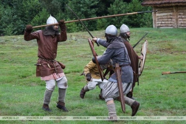 Реконструкция средневекового боя и мастер-классы. В Беловежской пуще организуют день живой археологии