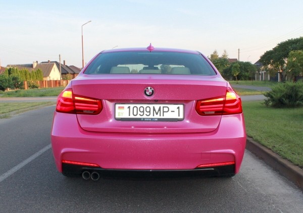 «Желающих купить эту машину предостаточно!» Девушка на розовом BMW F30 рассекает по улицам Бреста. Кто она такая?