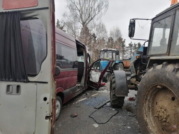 С маршруткой столкнулись два трактора, 21 человек доставлен в больницу. Кого считают виновником?