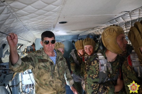 На базе 38-й Брестской отдельной десантно-штурмовой бригады проходит пятидневный сбор с офицерами-выпускниками