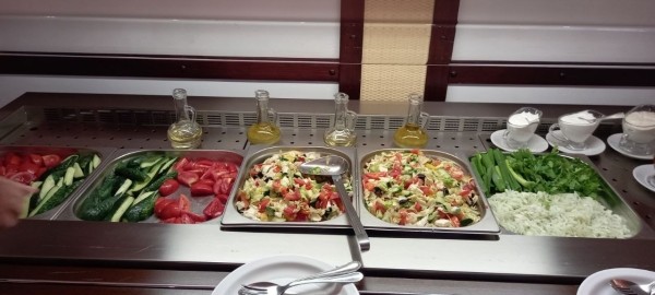 Нагрянули на обед в ресторан гостиницы «Интурист» и посмотрели, чем кормят участников II Игр стран СНГ