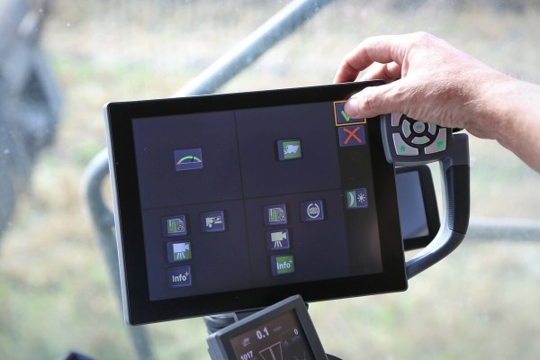 Водитель самого крутого комбайна в Беларуси: «За 1 000 рублей в поле точно бы не работал!»