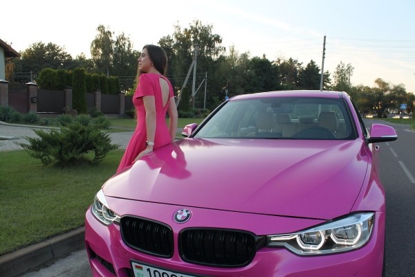 «Желающих купить эту машину предостаточно!» Девушка на розовом BMW F30 рассекает по улицам Бреста. Кто она такая?