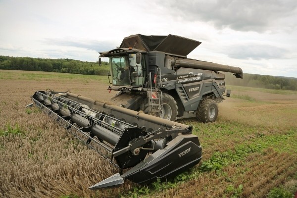 Водитель самого крутого комбайна в Беларуси: «За 1 000 рублей в поле точно бы не работал!»